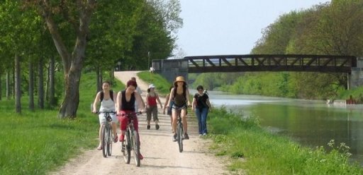 Vélos sur la piste cyclable du canal de l'Ourcq